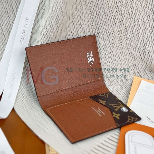 ���̺��� �н���Ʈ Ŀ�� M27023-70